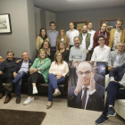 Els candidats de JxCat, amb una imatge de Jordi Turull.