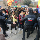 Mariano Rajoy, Xavier García Albiol y Marisa Xandri, ayer a su llegada a la comida-mitin que el PP celebró en la Llotja de Lleida.