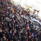 Centenars de persones es van concentrar diumenge davant de l'ajuntament de Vallfogona, el municipi natal de la consellera cessada d'Agricultura, Meritxell Serret, per mostrar-li el seu suport.
