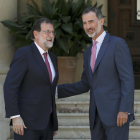 Rajoy y el rey Felipe VI, poco antes del tradicional despacho de verano en Palma de Mallorca. 