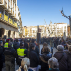 Centenares de personas se congregaron ayer en la plaza Mercadal de Balaguer para mostrar su rechazo a la violencia machista. 