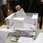 Una urna en un col·legi electoral