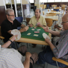 Un grupo de jubilados leridanos jugando a las cartas en una ‘llar’ de Cappont.