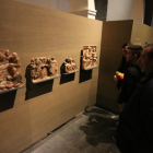 Visitants divendres passat al Museu de Lleida davant de quatre de les peces de Sixena reclamades.