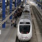 Un tren Alvia Avant a l'estació de Lleida.