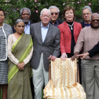 Els exlíders mundials membres de The Elders posen amb la cadira buida que va deixar Nelson Mandela.