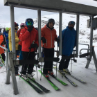 Esquiadores en Baqueira ayer, en el día con menor afluencia por el frío previo a las nevadas por la tarde.