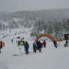Molts aficionats van esquiar al Sobirà malgrat el mal temps.