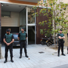Policías nacionales y guardias civiles, el martes ante el domicilio barcelonés de Sandro Rosell.