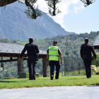 Dos policies i un guàrdia civil, ahir a la casa del soci de Rosell detingut a l’Alt Urgell.
