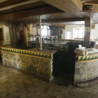 La barra del restaurante de Masia Salat, en estado de abandono total, fotografiada hace unos días.