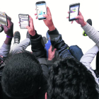 Adolescents a les xarxes a través del mòbil.