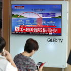 Ciutadans sud-coreans miren la notícia del llançament del míssil de Pyongyang.