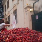 Protesta ahir contra la fruita espanyola davant del consolat a Perpinyà.