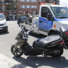 Vista de la motocicleta del ferit en la col·lisió que es va registrar ahir al carrer Baró de Maials.