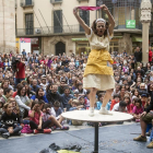 La clown Cristina Solé va posar el públic de FiraTàrrega als seus peus amb l’espectacle còmic ‘Wetfloor’, que va omplir de públic la plaça Major de Tàrrega.