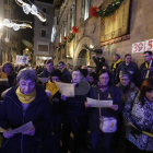Los manifestantes cantando versiones navideñas a favor de la liberación de los presos.