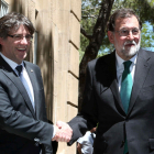 El presidente de la Generalitat, Carles Puigdemont, y el Gobierno del Estado, Mariano Rajoy se saludan este viernes a su llegada al Museo Nacional de Arte de Cataluña (MNAC).