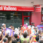 La Guardia Civil, tras finalizar el registo en el Vallenc, increpada por manifestantes.