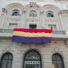 La bandera republicana oneja al balcó de la seu del PSC a Lleida