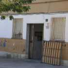 Imatge d’un bloc de Gaspar de Portolà, on no hi ha porta d’entrada a l’edifici.