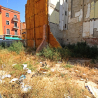 Un solar del carrer Jaume I el Conqueridor, ple d’escombraries.