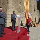 El pregoner, Carles Alsinet, i l’alcalde, Àngel Ros, durant el pregó oficial de la Diada, després de realitzar l’ofrena floral a la Seu Vella.