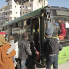 Imatge d’arxiu de civils sirians evacuats en autobusos com els atacats ahir a prop d’Alep.