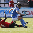 Andriu pugna amb un jugador del Mallorca, en una acció del duel d’ahir davant del líder.
