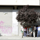 Un grupo de leridanos se refugia en la sombra de un árbol en la avenida de Les Garrigues.