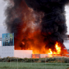 Els Bombers, ahir, en les tasques d’extinció de l’incendi a l’empresa situada al costat de l’Ll-11.