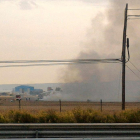 Una columna de fum després de l'accident de l'F-18.