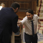 El portaveu del PSOE, José Luis Ábalos, i el líder de Podem, Pablo Iglesias, es van donar ahir la mà en el debat de la moció de censura.