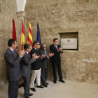 Rajoy descubrió una placa para inaugurar el parador del Roser, situado en la calle Cavallers de Lleida.