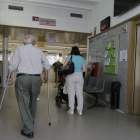 Pacients esperant ser atès en un ambulatori de Lleida.