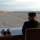 Fotografia d'arxiu sense data cedida el 16 de setembre de 2017, per l'Agència Central de Notícies de Corea del Nord (KCNA), l'agència de notícies estatal de Corea del Nord, que mostra al líder nord-coreà Kim Jong Un, mentre guia el llançament d'un míssil balístic de mitjà a llarg abast, Hwasong-12, des d'una ubicació desconeguda.
