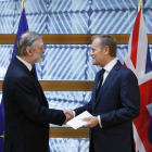 Donald Tusk recibe del embajador británico ante la UE, Tim Barrow, la carta que inicia el Brexit.