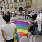 Momento de la concentración contra la ‘LGTBIfobia’, en la plaza de la Paeria. 