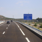Los primeros coches que circularon ayer por la A-14 desde Lleida hasta Almenar, llamada también autovía de la Ribagorza.