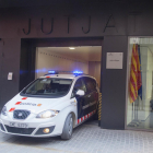 Un cotxe dels Mossos, sortint divendres del jutjat de Balaguer amb alguns dels arrestats.
