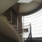 El reventón provocó una ‘cascada’ desde la octava planta por el hueco de la escalera y hubo que recoger agua en todo el edificio.