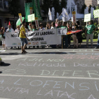 Los concentrados escribieron con tiza lemas contra la precariedad ante la delegación de la Generalitat.