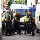 Imatge del detingut a l’habitatge del carrer Pi i Margall.