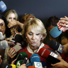 Aguirre, claramente emocionada, responde ante la prensa tras declarar ante el juez por el caso Gürtel.