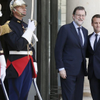 Mariano Rajoy va rebre la benvinguda del cap de l’Executiu gal, Emmanuel Macron, a les portes de l’Elisi.