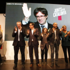 Els participants en el míting de Lleida, amb Puigdemont en pantalla al fons.