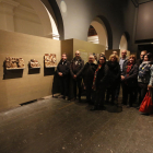 Representants de la plataforma d’entitats culturals de Lleida, ahir al Museu al costat de quatre de les peces de Sixena reclamades.