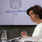 La vicepresidenta del Govern, Soraya Sáenz de Santamaría, durant la roda de premsa des de la Moncloa.
