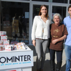 Lydia Argilés amb responsables de la firma Cominter, Paula i Víctor Muñoz, ahir a Vila-sana.