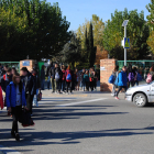 Alumnes de l’institut Terres de Ponent, ahir a la sortida del centre al migdia.